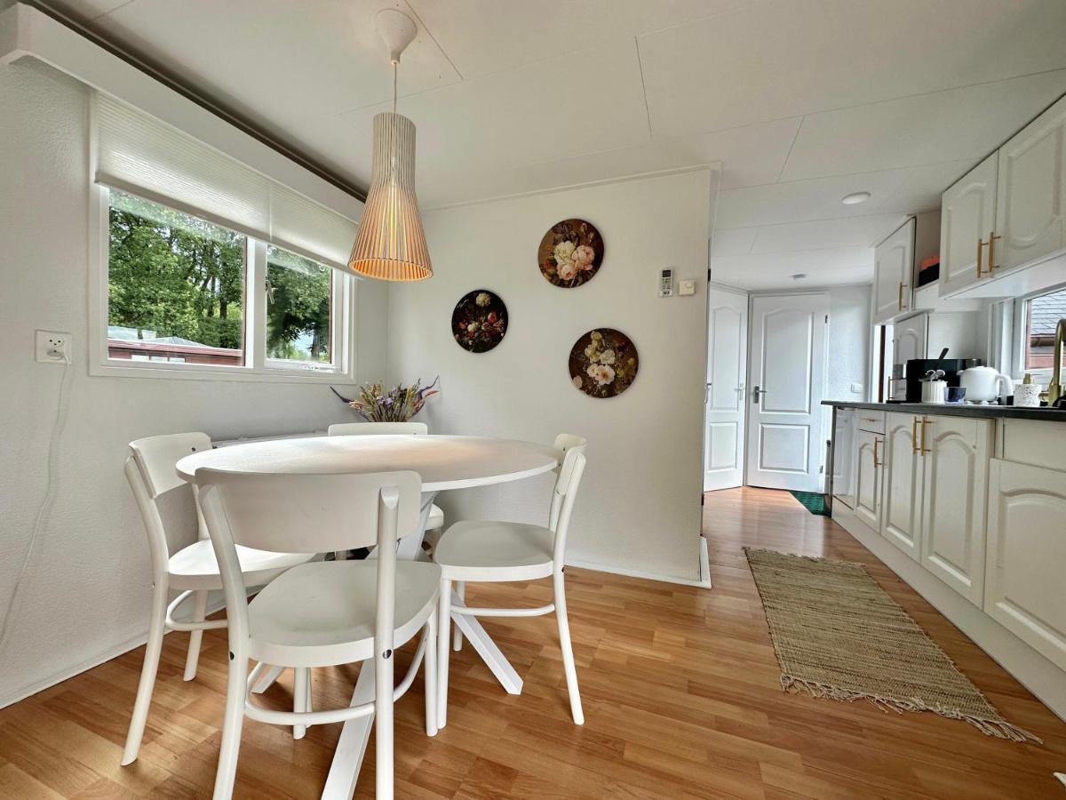 Gezellig Chalet Met 2 Slaapkamers En Zicht Op Het Water Erm ภายนอก รูปภาพ