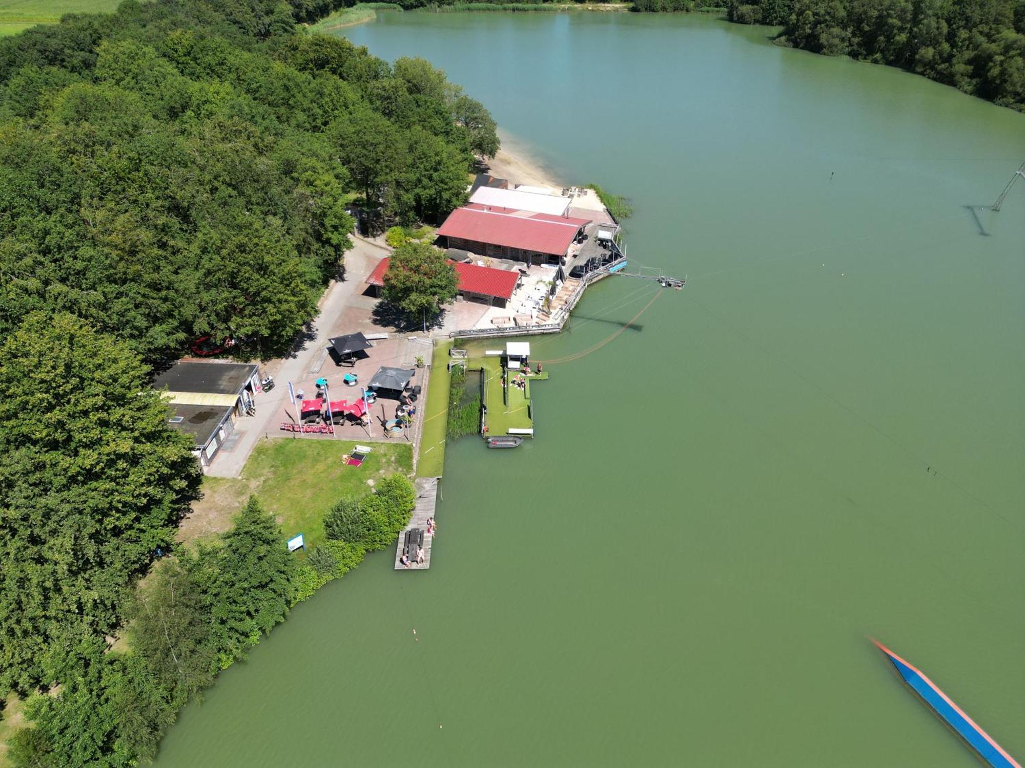 Gezellig Chalet Met 2 Slaapkamers En Zicht Op Het Water Erm ภายนอก รูปภาพ
